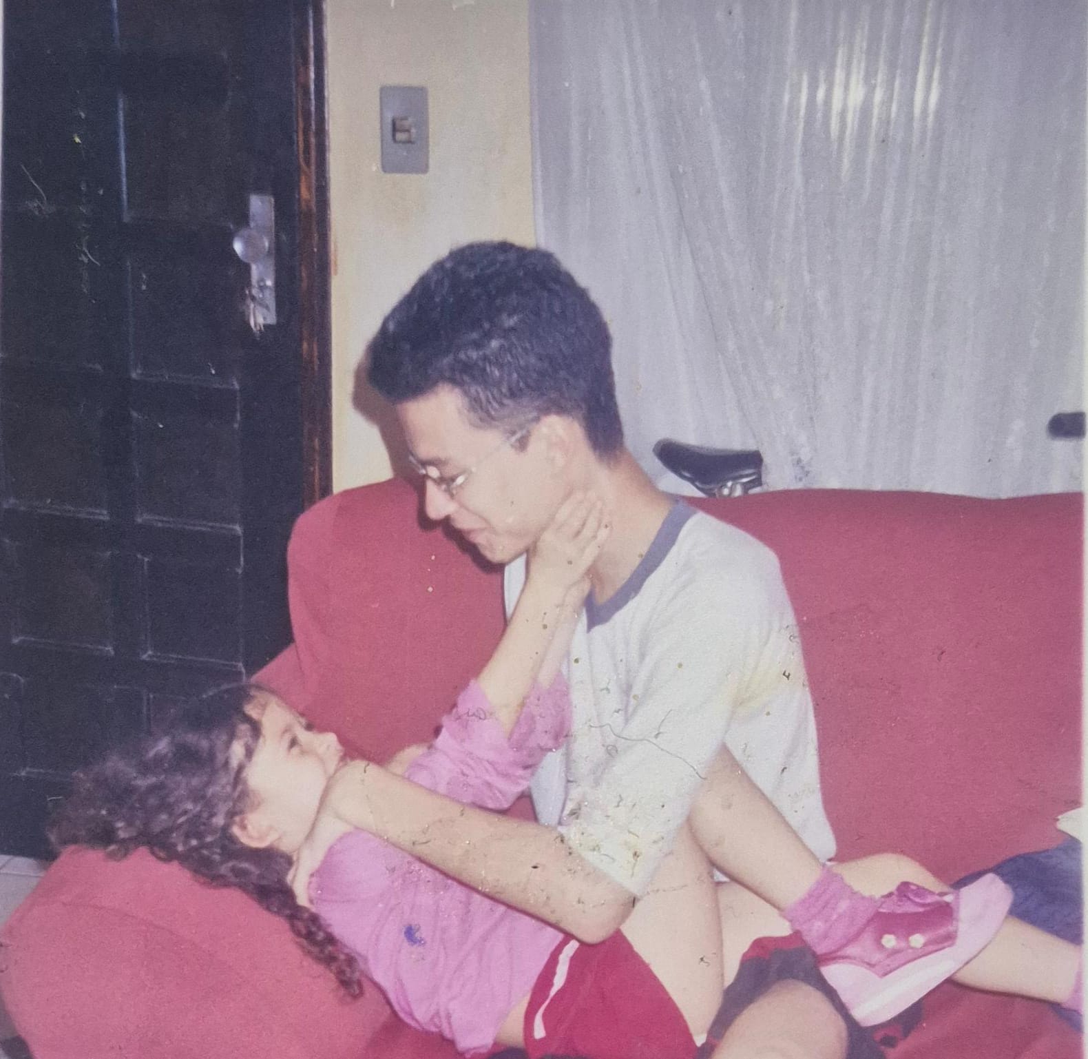 Marcello adolescente com a irmã
