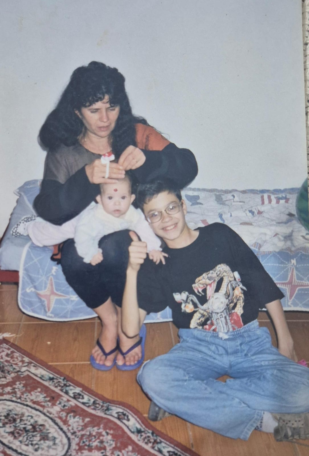 Marcello criança com a mãe e a irmã
